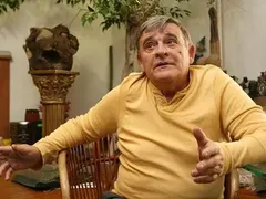 Кола помете режисьора Джеки Стоев, докато той пресичал неправилно