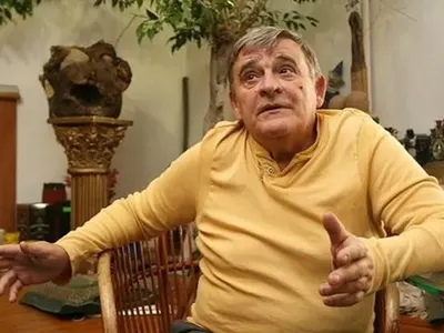 Кола помете режисьора Джеки Стоев, докато той пресичал неправилно