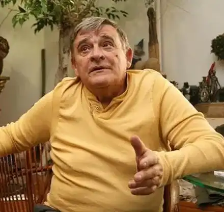 Кола помете режисьора Джеки Стоев, докато той пресичал неправилно