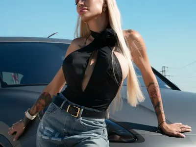 Колата на Джулиана закъса, спасява я ухажор