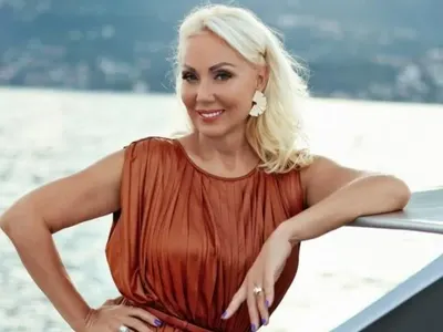 Лепа Брена с частен самолет в Кранево