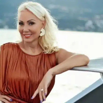 Лепа Брена с частен самолет в Кранево