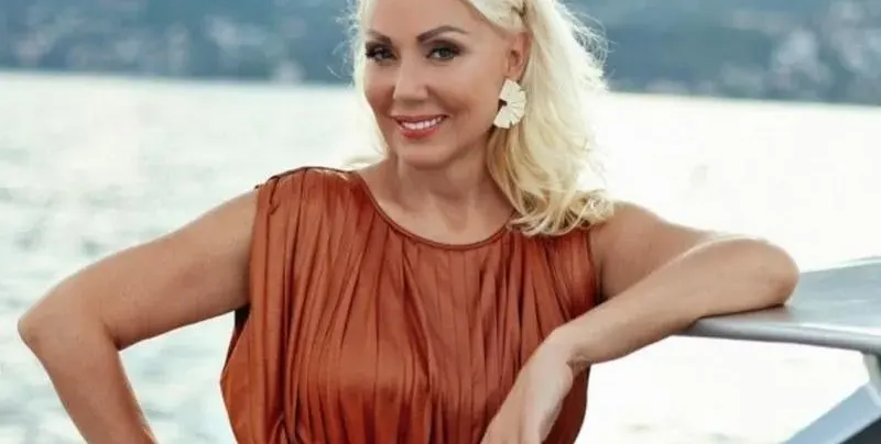 Лепа Брена с частен самолет в Кранево