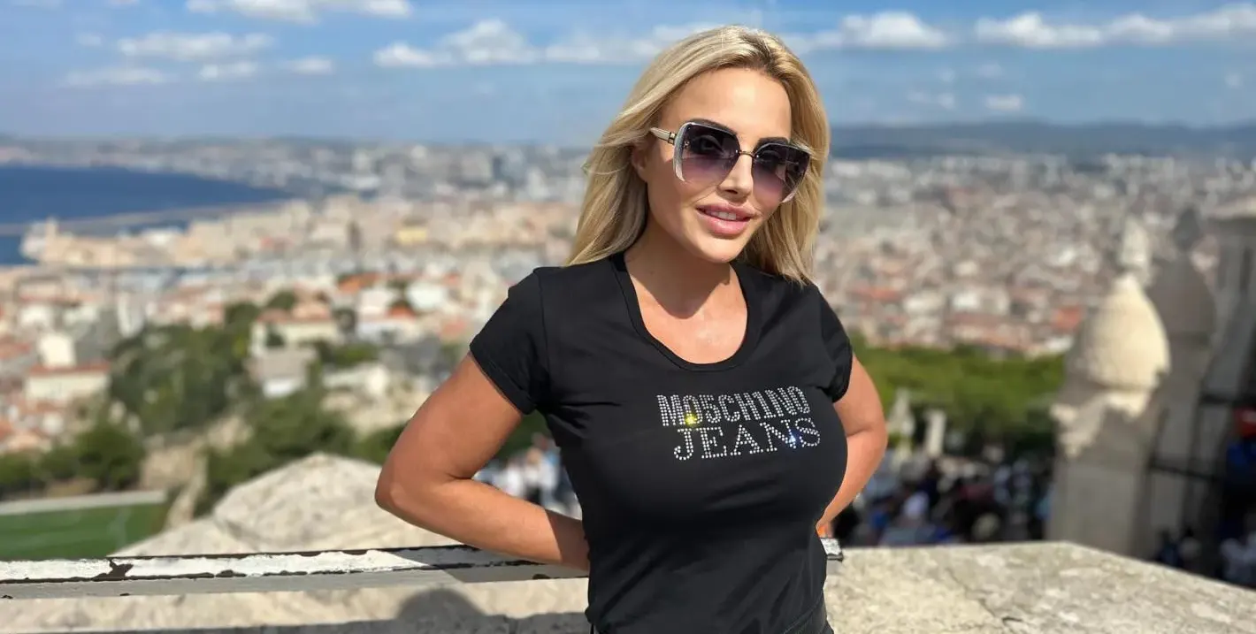 Най-големият бюст в чалгата на обиколка из Европа