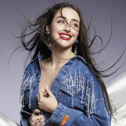 Най-скандалната Мис България стана гримьорка