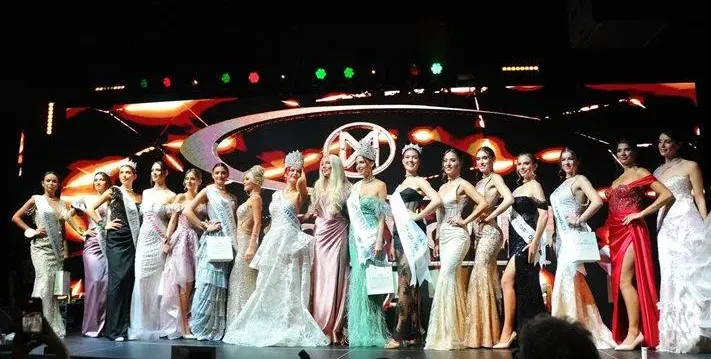 Огромен гаф на "Мис София"! Първо дадоха короната на една миска, след това на друга СНИМКИ