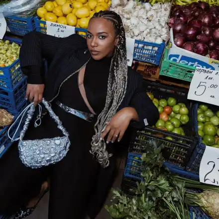 Прея позира посред щайги със зеленчуци