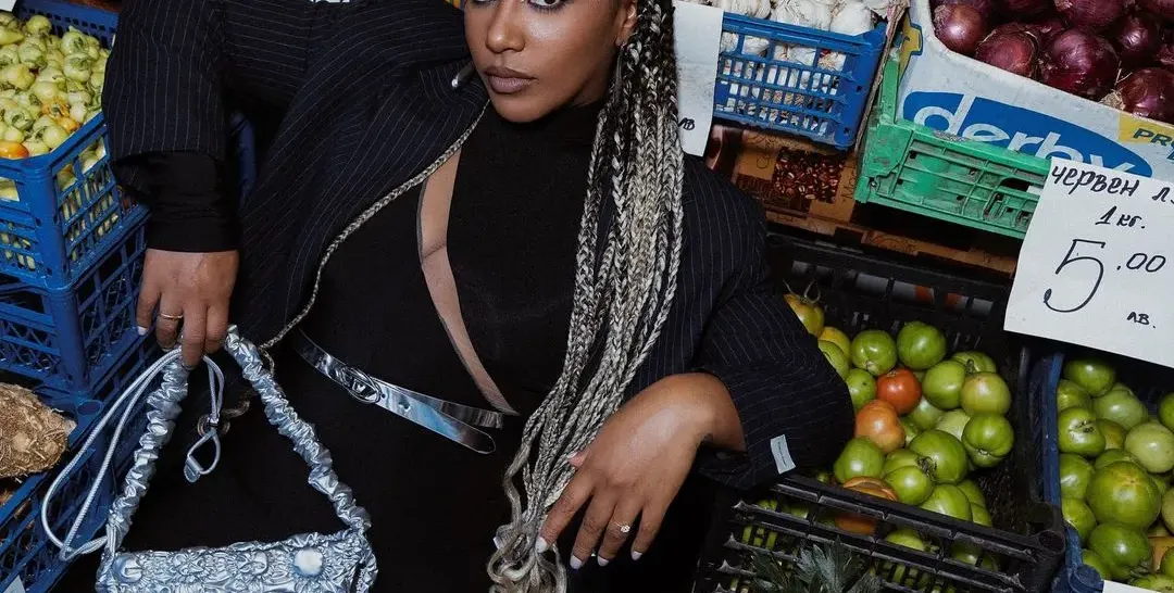 Прея позира посред щайги със зеленчуци