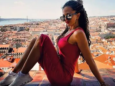 Райна си снима колената