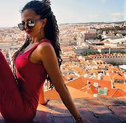 Райна си снима колената