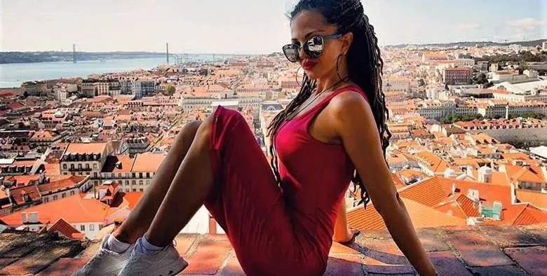 Райна си снима колената