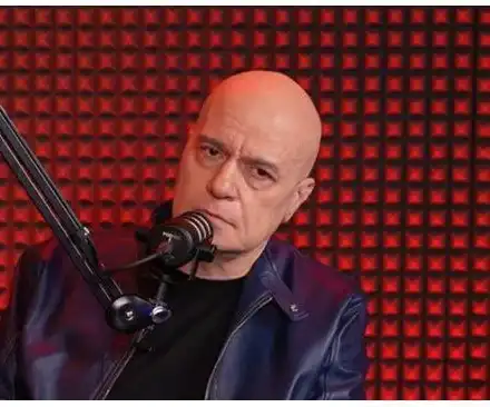 Слави Трифонов: Няма щастие в любовта, жените ми изневеряват!