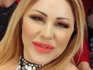 Това Рени ли е? Фолк певицата си смени лицето при хирург (СНИМКИ)