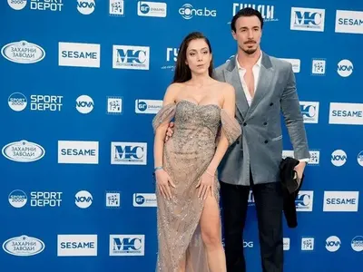 Виктор Стоянов  показа гаджето си Поли Недкова