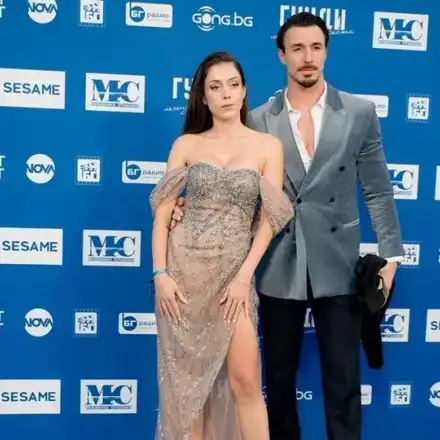 Виктор Стоянов  показа гаджето си Поли Недкова