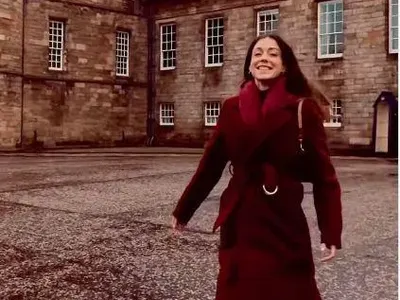 ВЛЮБЕНИ! Ергенът Виктор и новото гадже щастливи в Шотландия (СНИМКИ)