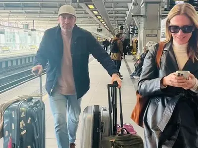 Захари Бахаров влачи трите куфара на Теодора Духовникова