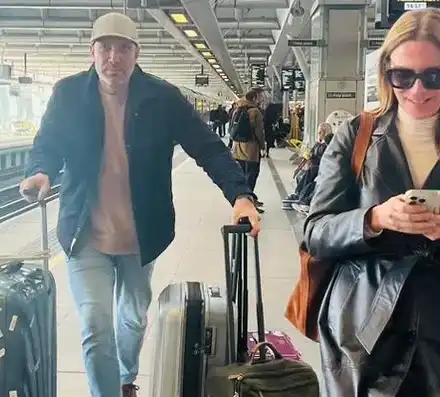 Захари Бахаров влачи трите куфара на Теодора Духовникова