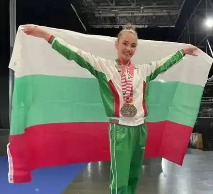 Златната Елвира Краснобаева бяга от България, избра Армения