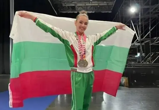 Златната Елвира Краснобаева бяга от България, избра Армения
