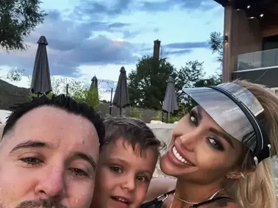 Зърното на Джулиана се прокрадва през дантели