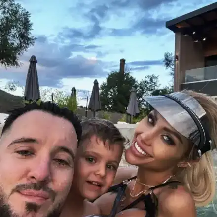 Зърното на Джулиана се прокрадва през дантели