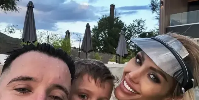 Зърното на Джулиана се прокрадва през дантели