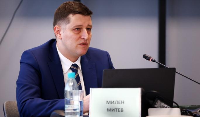 Шефът на БНР Милен Митев набута кръчмаря от ВМРО Веселин Теофилов за директор в радиото, целят се в 63 млн. бюджет