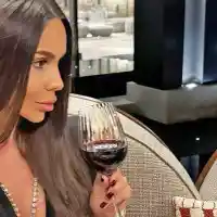 Алисия пие вино от безсъние