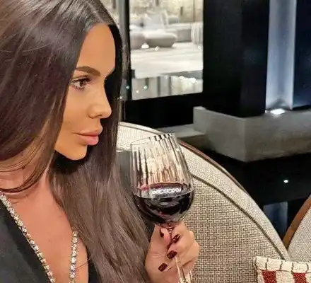 Алисия пие вино от безсъние