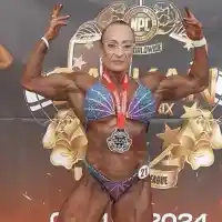 Баба на три внучки печели шампионат по културизъм