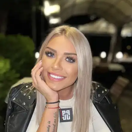 Денислава на бар с мацки от Игрите