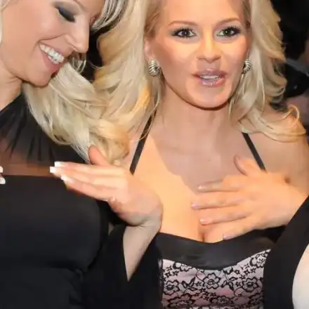 Деси Слава навъртяла  3 бона сметка за  телефон на Емилия