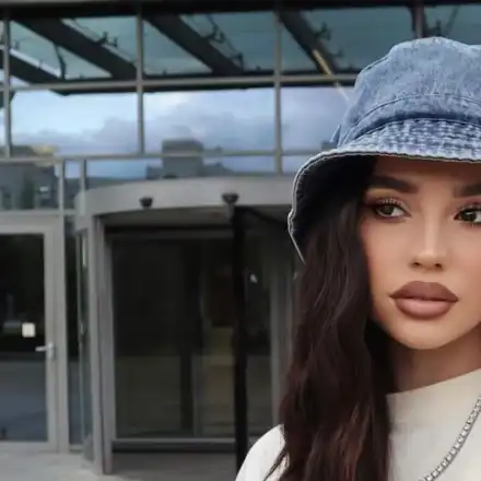 Десита си тръгна по време на участие