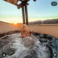 Джулка си свали банския