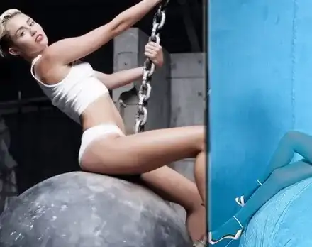 Емануела след нападките: Не копирам Майли Сайръс! Вдъхнови ме друга певица