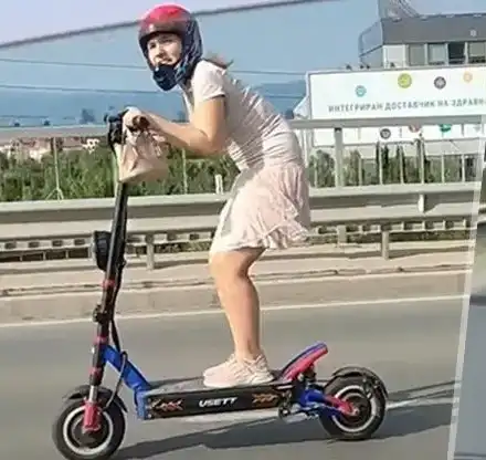 Емили отново яхна тротинетката