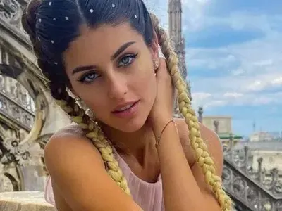 Ергенката Ева накипри в лачени кожи пудела си