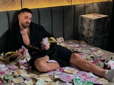 Лигльото Емрах отнесе як хейт заради брутални СНИМКИ от спалнята си!