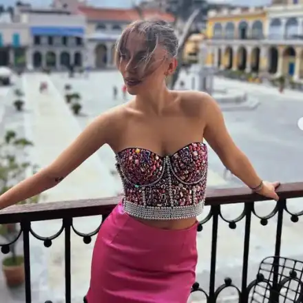 Михаела Маринова обикаля Куба в стар кабриолет ВИДЕО