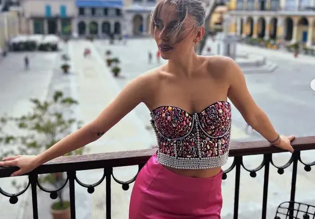 Михаела Маринова обикаля Куба в стар кабриолет ВИДЕО