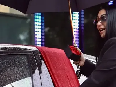 НА НОВАТА КОЛА: Софи плати 7 бона за номер! СНИМКИ