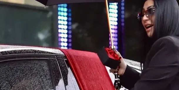 НА НОВАТА КОЛА: Софи плати 7 бона за номер! СНИМКИ