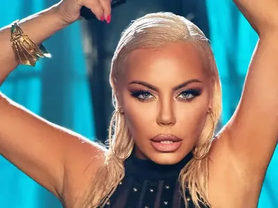 На стари години: Камелия заголи зърна за нов хит (ВИДЕО)