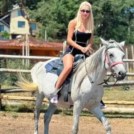 Надежда Вишева от "Ергенът" била ослепителна, гледат я с тъмни очила