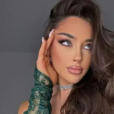 Най-скандалната Мис България моделства заради мама и тате