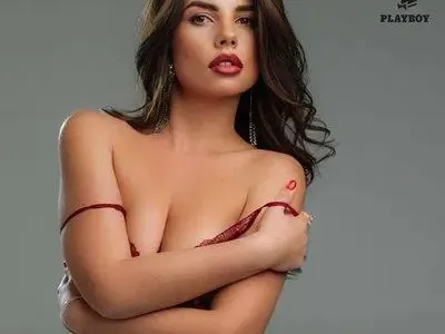 Наше зайче краси френския "Плейбой" (ГОРЕЩИ СНИМКИ)