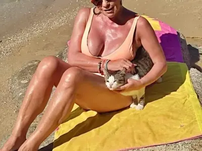 Нона Йотова заведе котката си на плаж