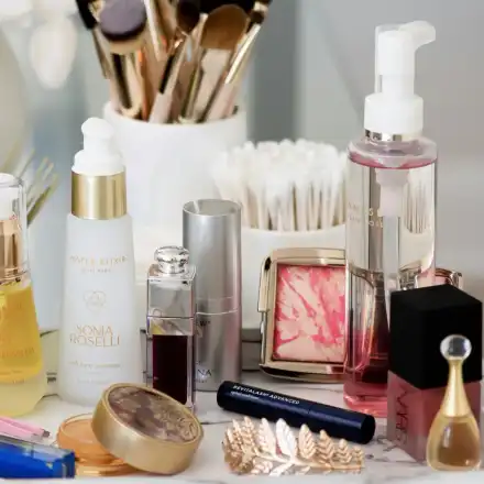 Ослепителният блясък на знаменитостите: на една ръка разстояние с най-популярните марки козметика