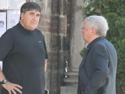 ПАПАРАШКИ УДАР: Веско Маринов  пак се е ошишкал! Любимецът на бабичките на кафе с млада красавица